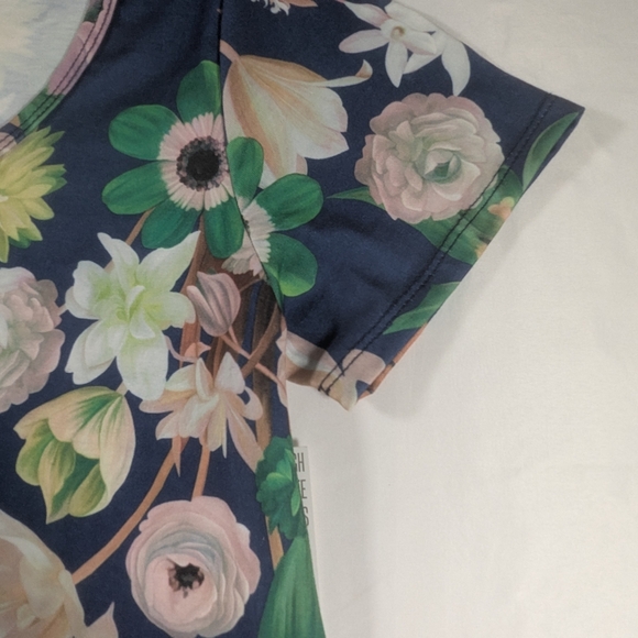 NWT!! LuLaRoe Classic-T Navy Floral Short Sleeve Scoop Neck Top Size XS - Picture 4 of 7